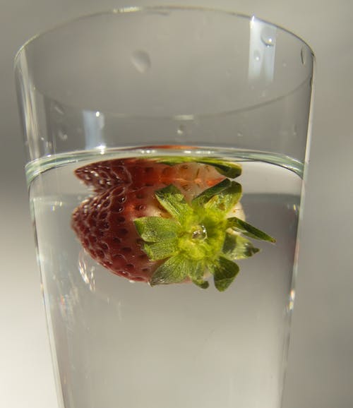 草莓在透明的水杯 · 免费素材图片