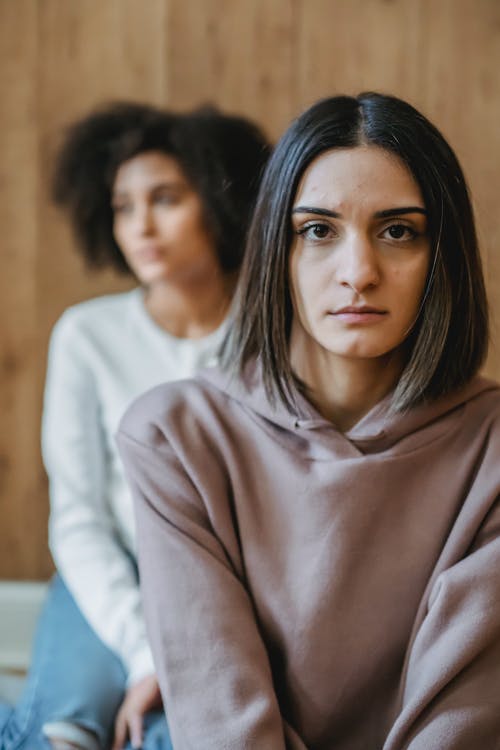 白色长袖衬衫的女人 · 免费素材图片