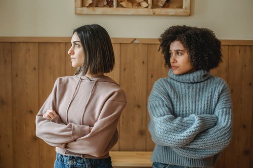 站在灰色毛衣的女人旁边的女人 · 免费素材图片