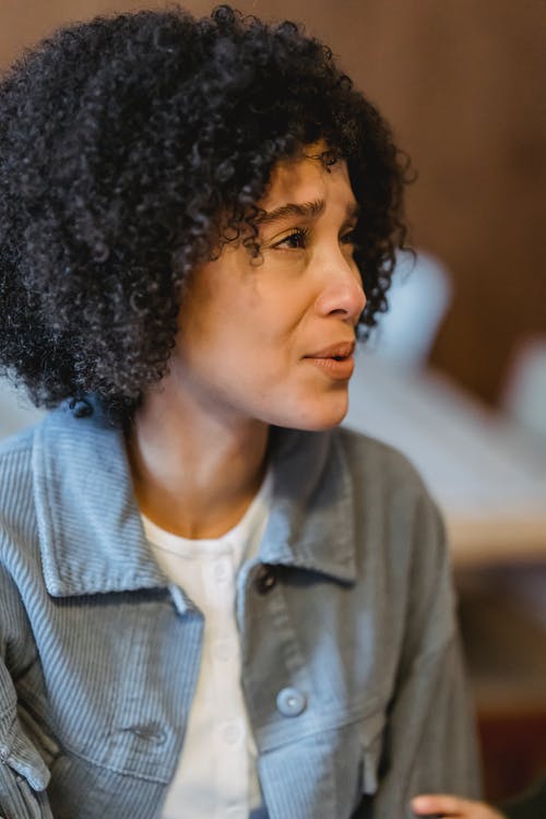 蓝色牛仔夹克的女人 · 免费素材图片