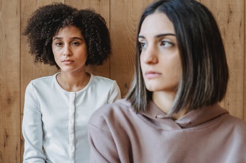 白船员领衬衫的女人 · 免费素材图片