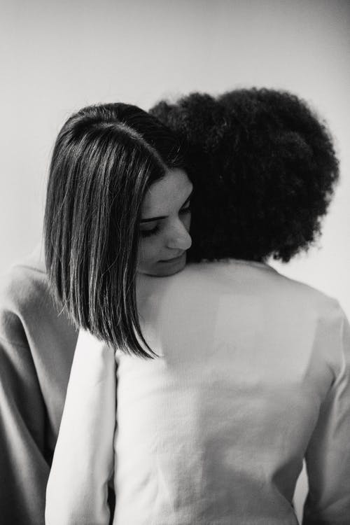 白衬衫和黑夹克的女人 · 免费素材图片