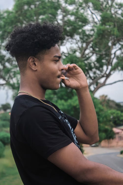 黑色衬衫站在绿树附近的女人 · 免费素材图片