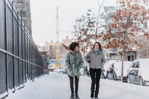 有关一对, 一起, 人行道的免费素材图片