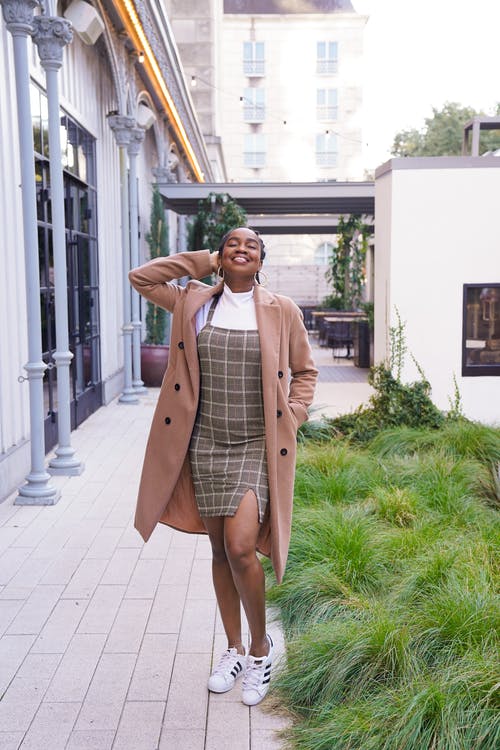 有关垂直拍摄, 大衣, 微笑的免费素材图片