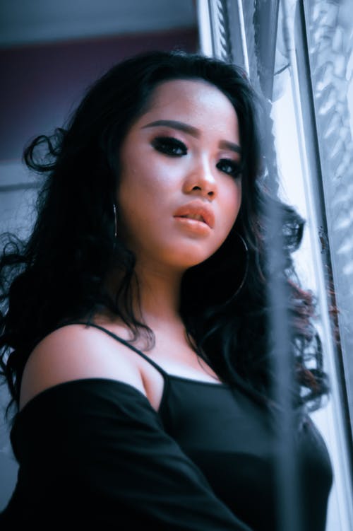 黑色意大利面条皮带顶部的女人 · 免费素材图片