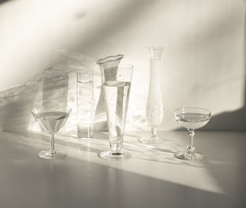 透明玻璃投手和水杯 · 免费素材图片