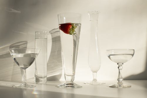 透明玻璃投手和水杯 · 免费素材图片