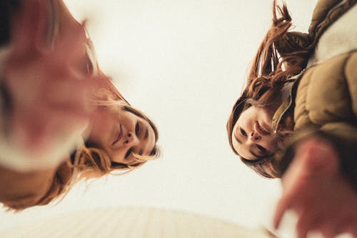 2在白色纺织上微笑的女人 · 免费素材图片