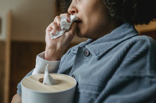 拿着白色陶瓷杯子的白色毛线衣的妇女 · 免费素材图片