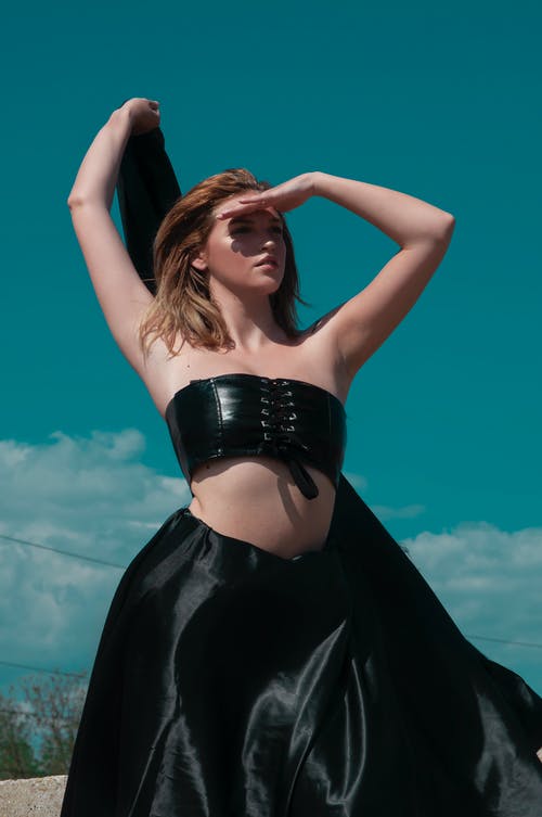 黑管连衣裙的女人 · 免费素材图片