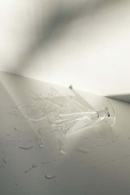 白桌上的透明玻璃瓶 · 免费素材图片