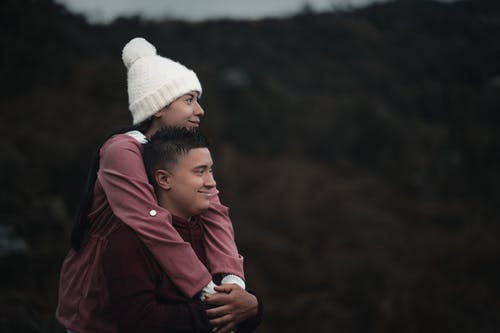 红色连帽衫和白色针织帽的男孩 · 免费素材图片