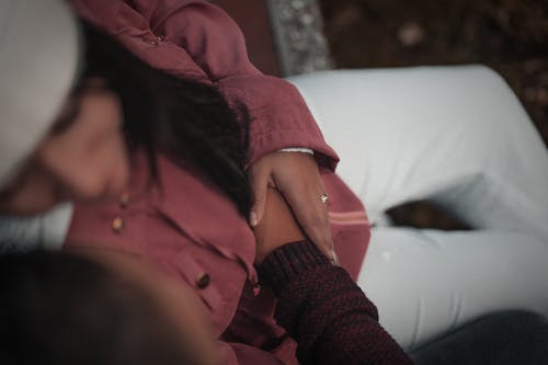 躺在床上的红色外套的女人 · 免费素材图片