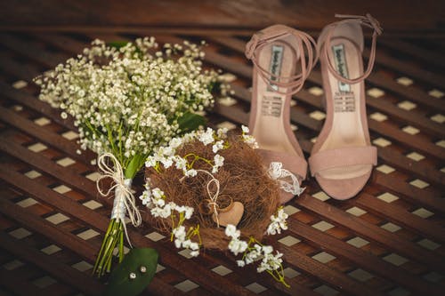 棕色的木桌上的白花 · 免费素材图片