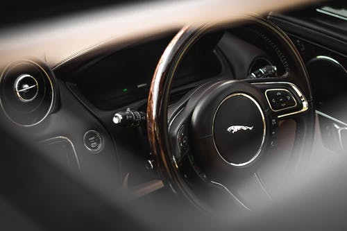 黑色梅赛德斯·奔驰汽车方向盘 · 免费素材图片