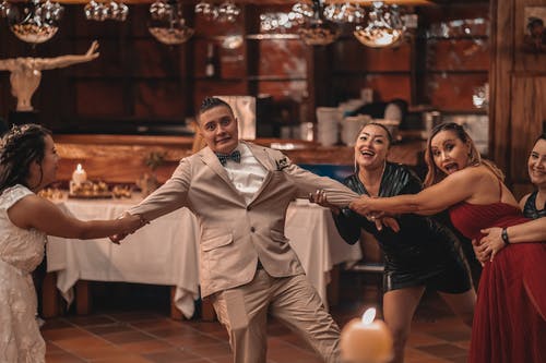 站在黑色礼服的女人旁边的白色西装外套的男人 · 免费素材图片