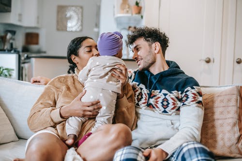 穿白色夹克的婴儿在黑色外套的男人 · 免费素材图片