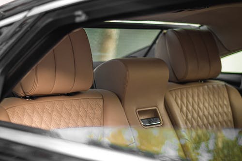 棕色皮革汽车安全座椅 · 免费素材图片