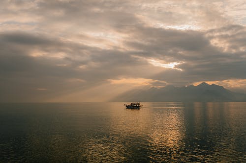 日落海上船的轮廓 · 免费素材图片