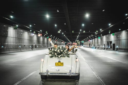 夜间在路上的白车 · 免费素材图片