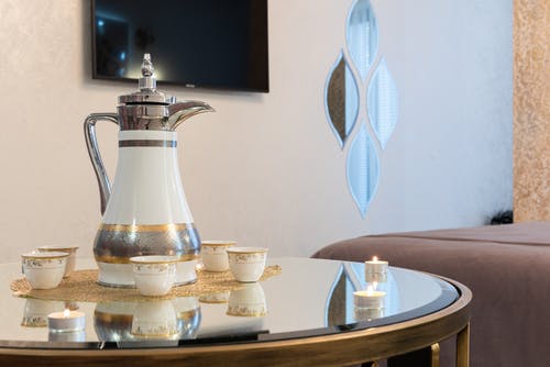 桌上的透明玻璃投手 · 免费素材图片