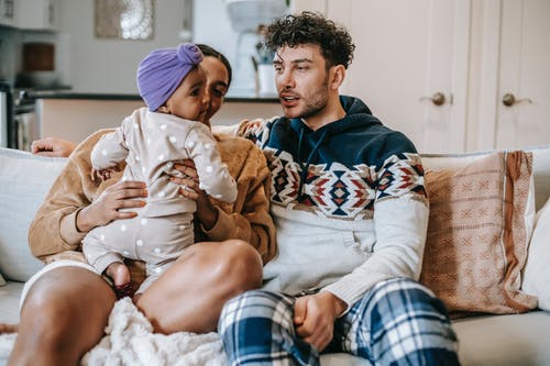 蓝色毛衣婴儿的男人 · 免费素材图片