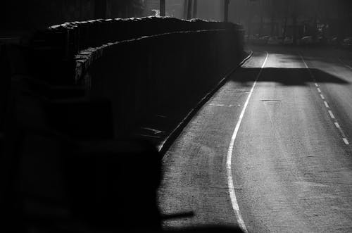 空路的灰度照片 · 免费素材图片