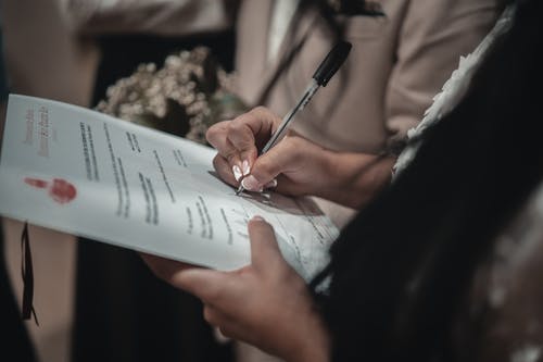 在白纸上写的人 · 免费素材图片