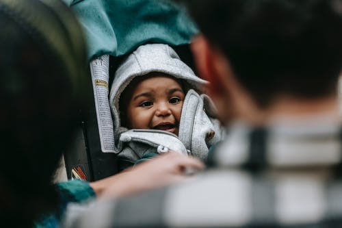 婴儿在白色针织帽 · 免费素材图片