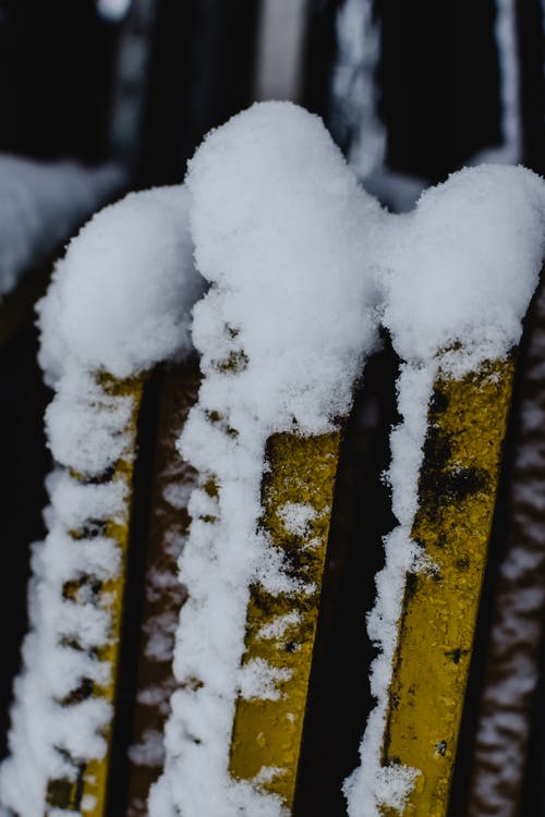 大雪覆盖的棕色木栅栏 · 免费素材图片