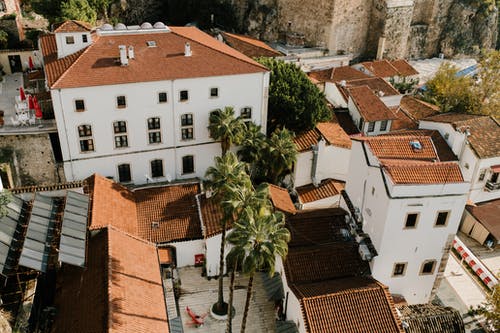 白色和棕色的混凝土房屋 · 免费素材图片