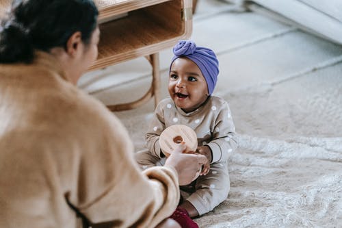 一位母亲给她的婴儿玩具 · 免费素材图片