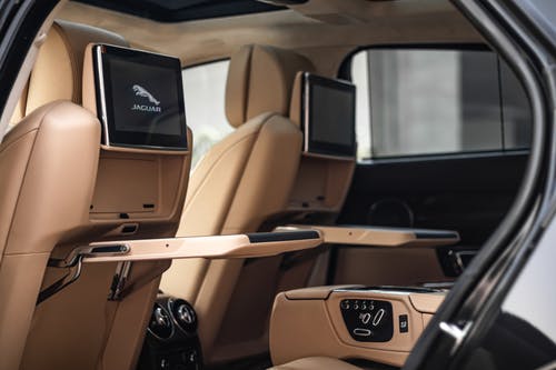 黑色和棕色汽车安全座椅 · 免费素材图片