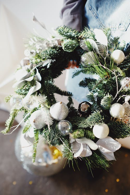 有关圣诞花环, 垂直拍摄, 耶誔球饰品的免费素材图片