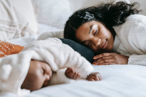 妈妈和宝宝睡在一起 · 免费素材图片