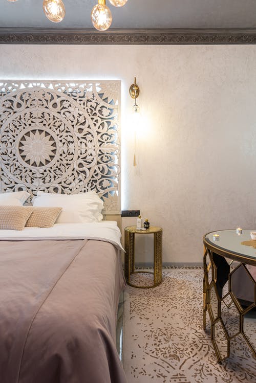 白色和黑色碎花墙面装饰 · 免费素材图片