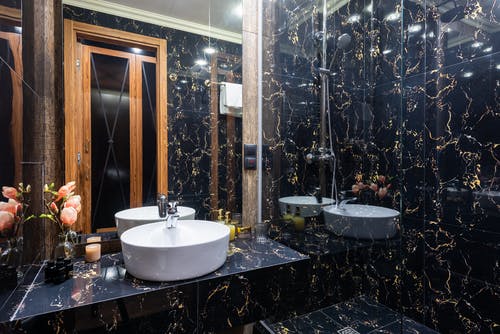 白色陶瓷水槽，带不锈钢水龙头 · 免费素材图片