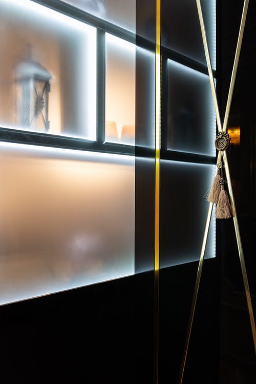 白色和黑色玻璃窗 · 免费素材图片