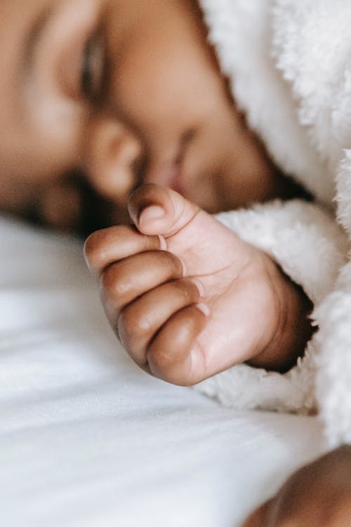 婴儿脚上白色纺织 · 免费素材图片