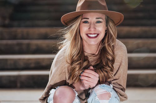 穿棕色帽子的棕色长袖衬衫的女人 · 免费素材图片