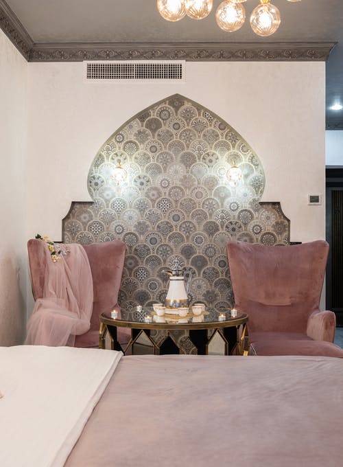 粉色和白色碎花沙发椅 · 免费素材图片