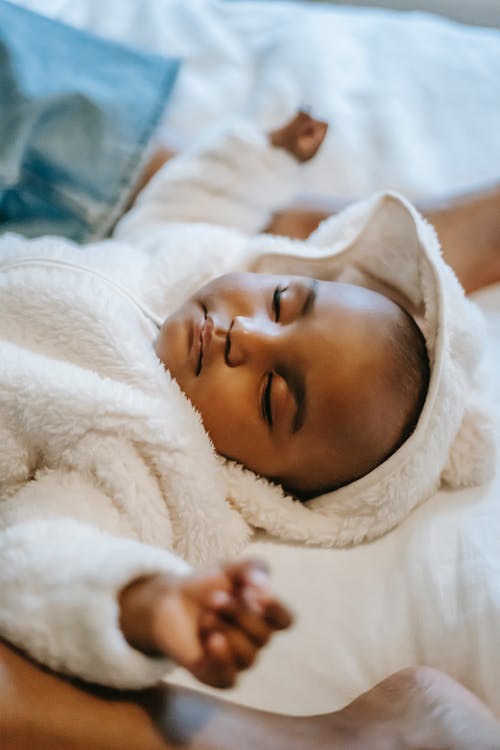 婴儿在床上的白色毯子 · 免费素材图片