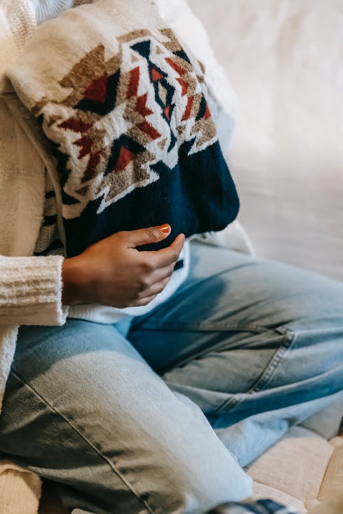 坐在牛仔布上的蓝色牛仔牛仔裤的人 · 免费素材图片