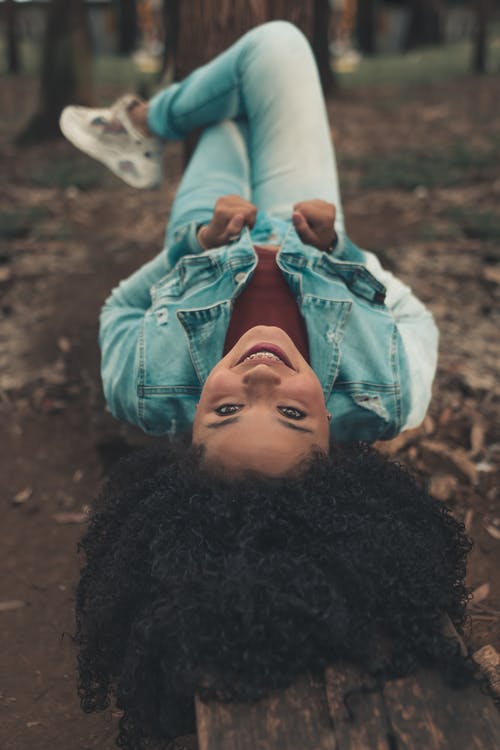 蓝绿色的长袖衬衫，躺在地上的女人 · 免费素材图片