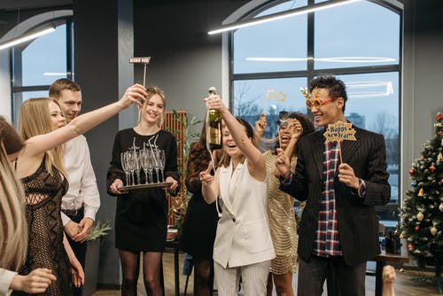 有关新年, 灿烂的笑容, 葡萄酒杯的免费素材图片