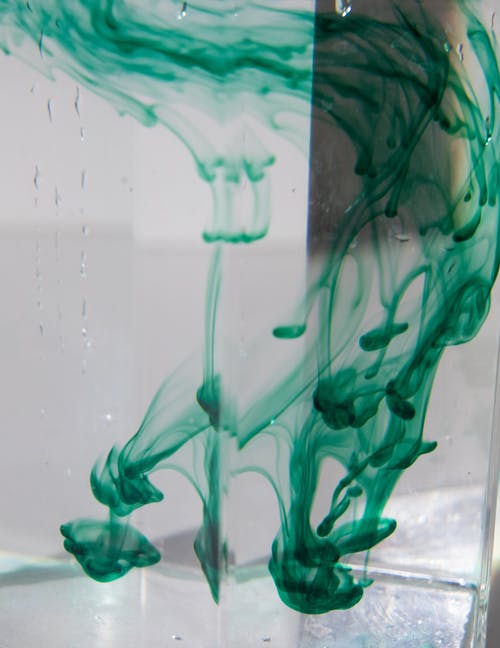 白桌上的绿色玻璃花瓶 · 免费素材图片