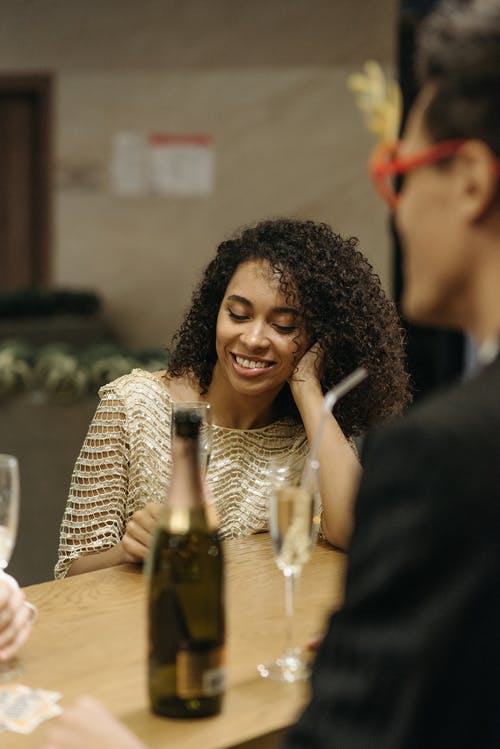 有关享受, 微笑, 卷发的免费素材图片