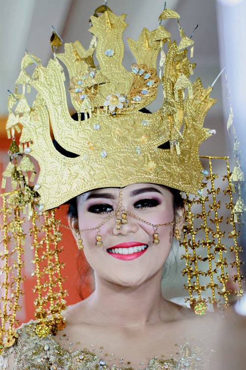 金皇冠微笑的女人 · 免费素材图片