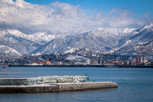 水体附近的白山和黑山 · 免费素材图片